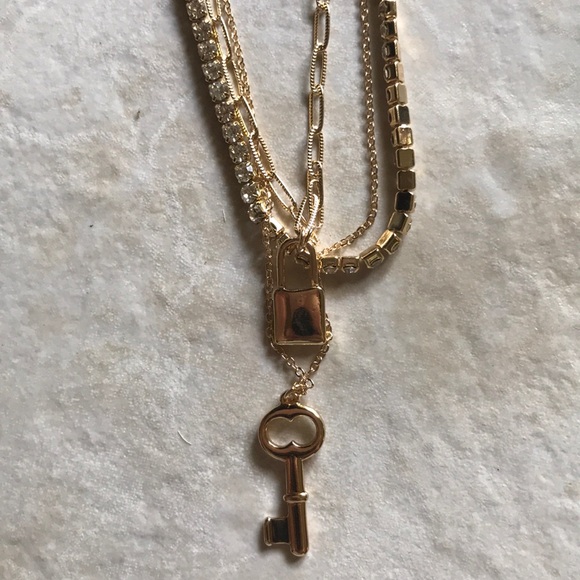 CRYSTAL GOLDTONE LOCK & KEY NECKLACE EARRING SET - Picture 3 of 4